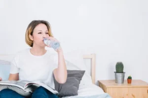 Uống 2 lít nước đi tiểu bao nhiêu lần